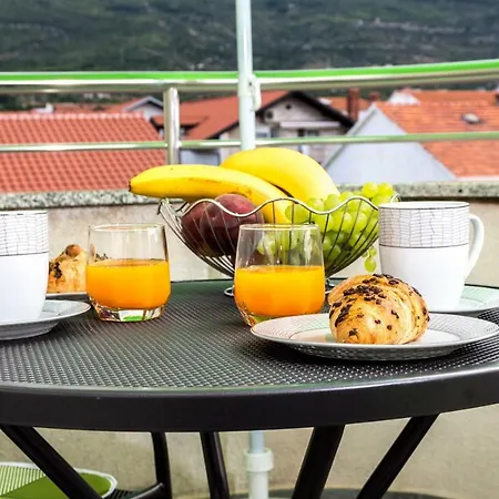 Sara Apartman Kastela